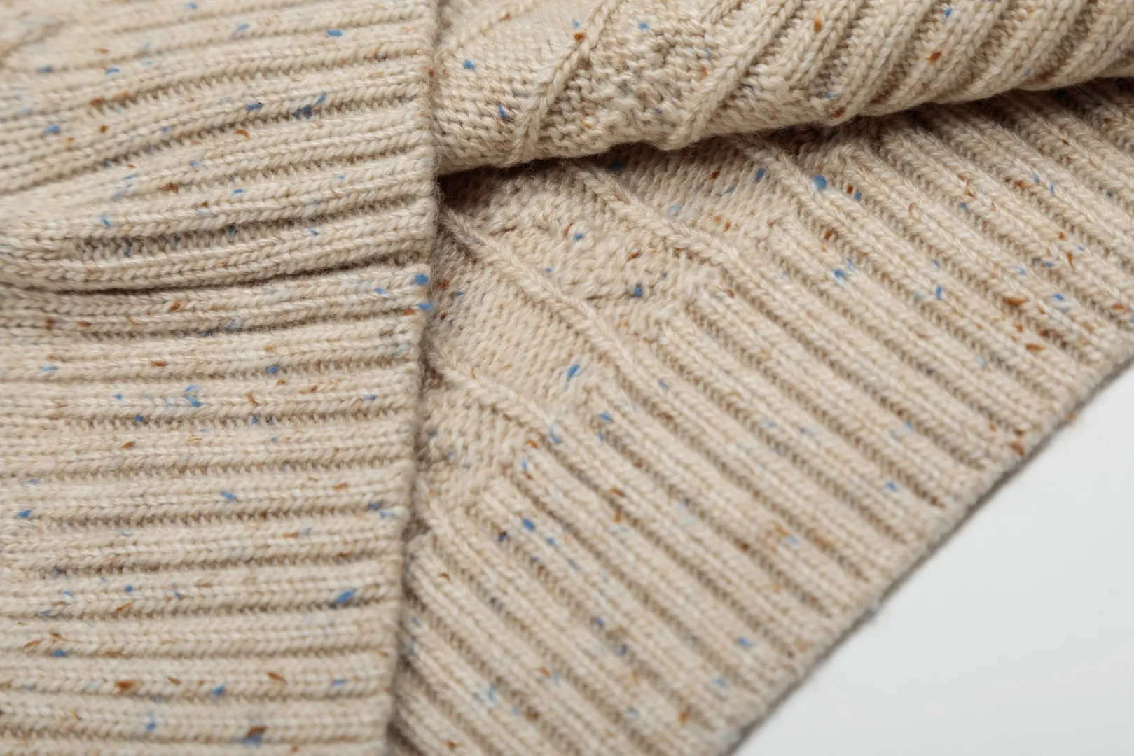 P166 💰 "Top quality" Style number: DS058# (on sale all year round) [Ralph Lauren wool blended pony embroidered logo twist knitted short sleeves] ✅Ralph Lauren gradient multi-color dot versatile hemp knitted round neck short sleeves for all seasons ✅15% merino cotton wool 85% wool blended clean and clear texture ✅ZP quality 1:1 version Scan the code to enter the GF website Counter quality ✅Details and quality are the only one in Guangzhou. Imported quality wool. Focus on high-end. Cost-effective. Needless to say good quality. ✅Restore the original version. The maximum size can be worn up to 150 pounds. Loose, comfortable and stress-free.